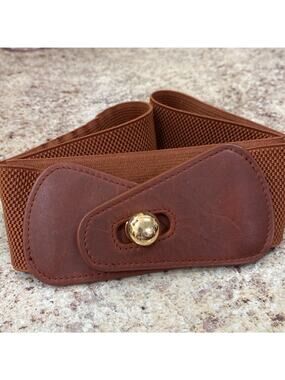 J.McLaughlin NWT leather belt. Gold accent Size M J Mclaughlin Quilted Leather Belt M Honey Yellow Gold Hook  main image 3